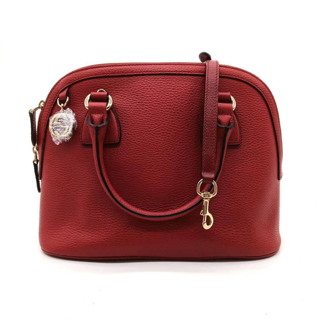 レザー レッド ショルダーバッグ ロゴチャーム付き